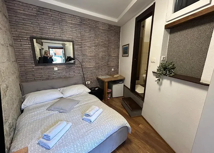 Elena Apartment Split